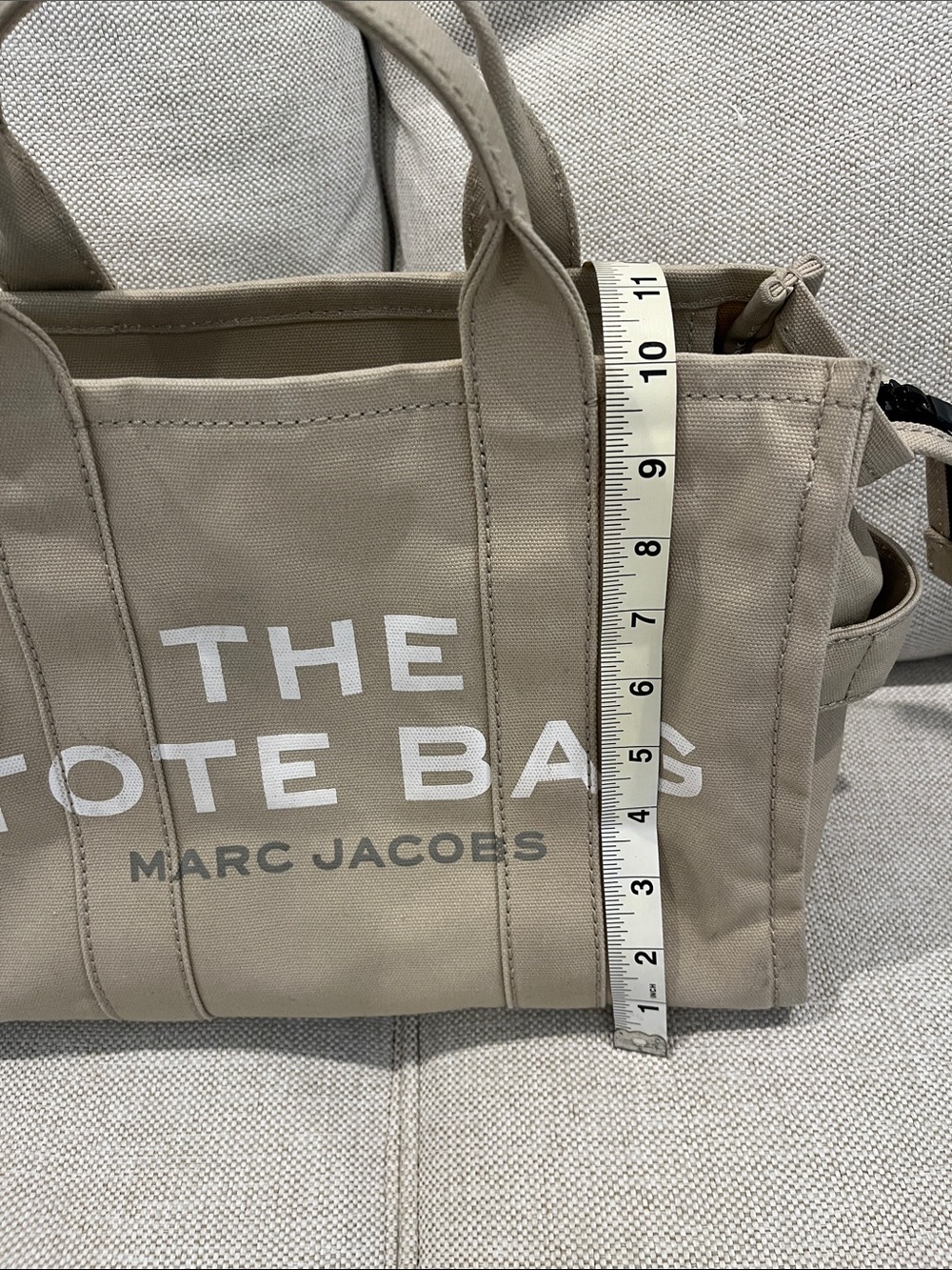 Marc Jacobs The Tote Bag Beige with Black Strap-Zipper Enclosure-Medium-Travel - Picture 10 of 12